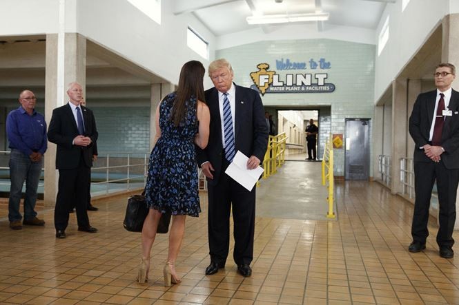 Trợ lí thân cận của ông Trump từ chức sau khi thừa nhận ‘nói dối’ - ảnh 1