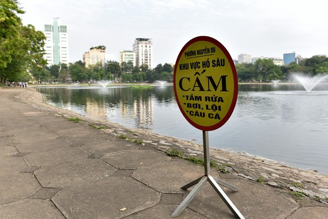 Thản nhiên câu cá gần đàn thiên nga ở hồ Thiền Quang - ảnh 1