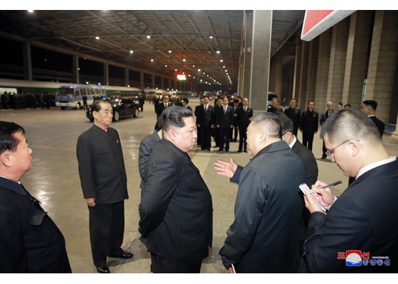 Ông Kim Jong-un tiễn đoàn tàu chở thi thể nạn nhân Trung Quốc về nước - ảnh 1