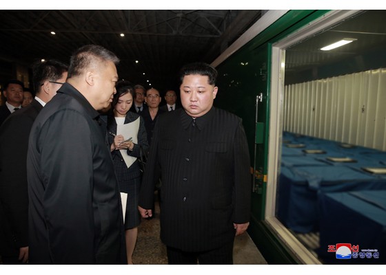 Ông Kim Jong-un tiễn đoàn tàu chở thi thể nạn nhân Trung Quốc về nước - ảnh 2