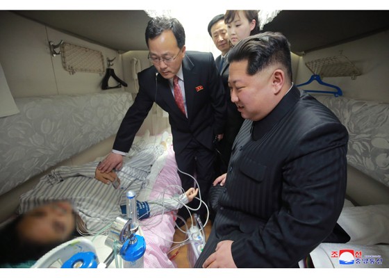 Ông Kim Jong-un tiễn đoàn tàu chở thi thể nạn nhân Trung Quốc về nước - ảnh 4