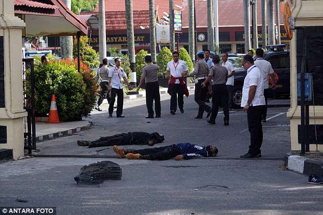 Indonesia: Tấn công bằng kiếm kinh hoàng tại trụ sở cảnh sát - ảnh 3