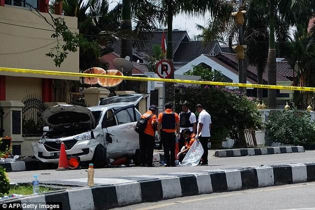 Indonesia: Tấn công bằng kiếm kinh hoàng tại trụ sở cảnh sát - ảnh 1