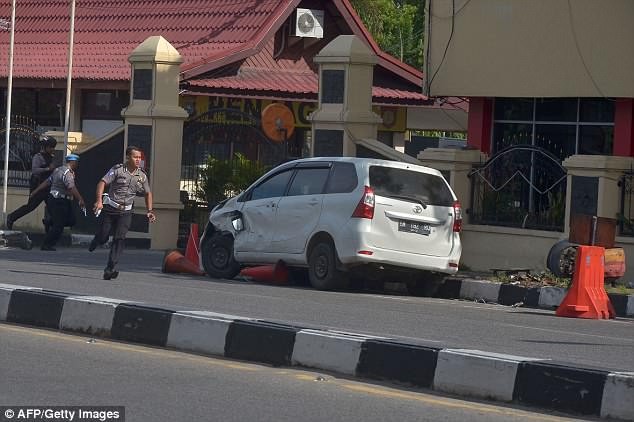 Indonesia: Tấn công bằng kiếm kinh hoàng tại trụ sở cảnh sát - ảnh 2