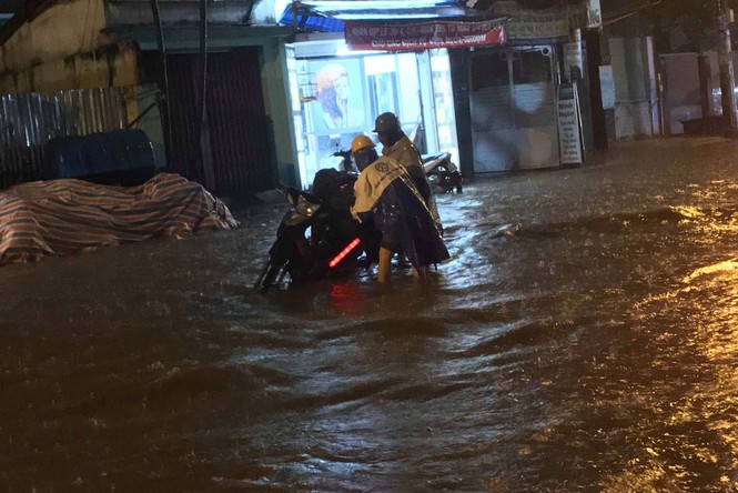Mưa sầm sập ở Sài Gòn trong nhiều giờ, đường lại thành 'sông' - ảnh 9