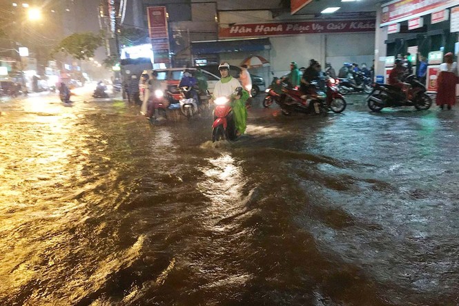 Mưa sầm sập ở Sài Gòn trong nhiều giờ, đường lại thành 'sông' - ảnh 1