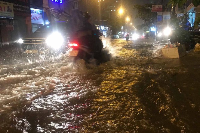 Mưa sầm sập ở Sài Gòn trong nhiều giờ, đường lại thành 'sông' - ảnh 2