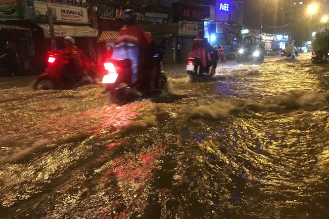 Mưa sầm sập ở Sài Gòn trong nhiều giờ, đường lại thành 'sông' - ảnh 4