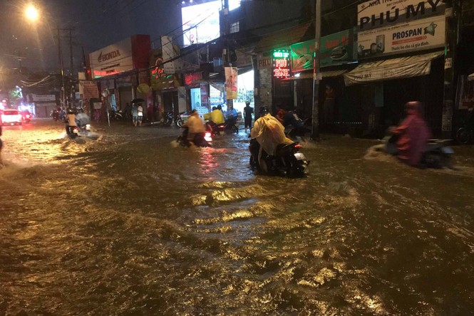 Mưa sầm sập ở Sài Gòn trong nhiều giờ, đường lại thành 'sông' - ảnh 6