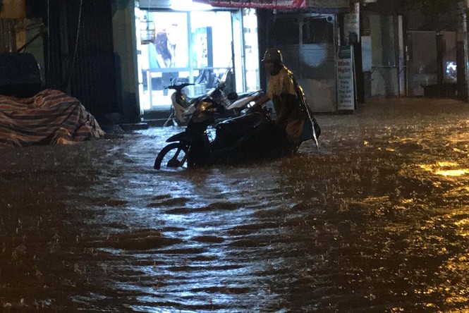 Mưa sầm sập ở Sài Gòn trong nhiều giờ, đường lại thành 'sông' - ảnh 7