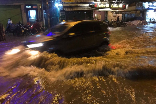 Mưa sầm sập ở Sài Gòn trong nhiều giờ, đường lại thành 'sông' - ảnh 8