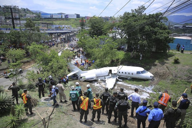 Honduras: Máy bay gãy đôi khi vừa hạ cánh - ảnh 1