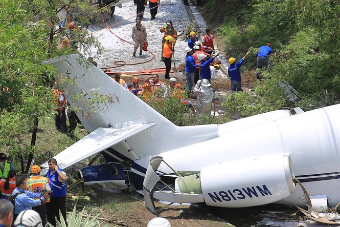 Honduras: Máy bay gãy đôi khi vừa hạ cánh - ảnh 4