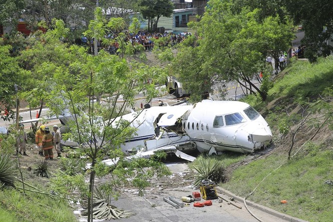 Honduras: Máy bay gãy đôi khi vừa hạ cánh - ảnh 2