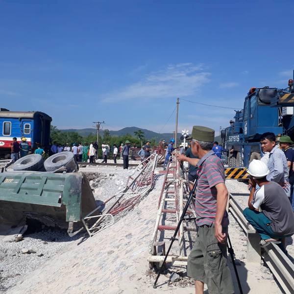 Cận cảnh hiện trường vụ tai nạn tàu hỏa ở Thanh Hóa - ảnh 8