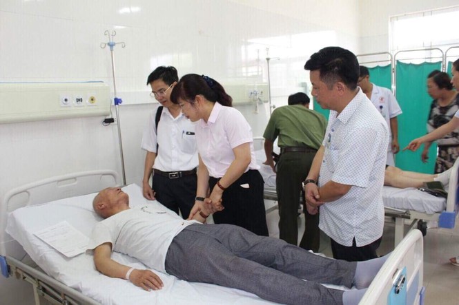 Ô tô chở khách Trung Quốc mất lái lao xuống rãnh sâu - ảnh 1