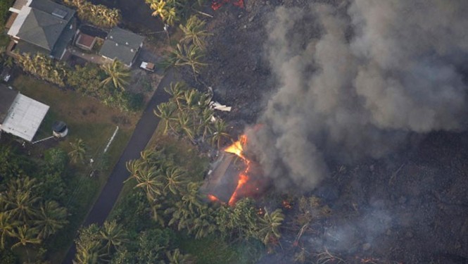 Dòng sông nham thạch ở Hawaii “nuốt chửng” 600 căn nhà - ảnh 1