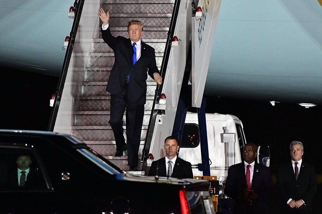 Chuyên cơ chở Tổng thống Mỹ Trump hạ cánh xuống Singapore - ảnh 3