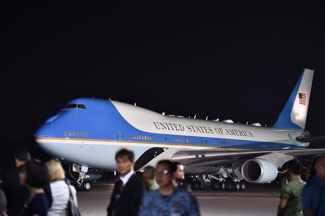 Chuyên cơ chở Tổng thống Mỹ Trump hạ cánh xuống Singapore - ảnh 1