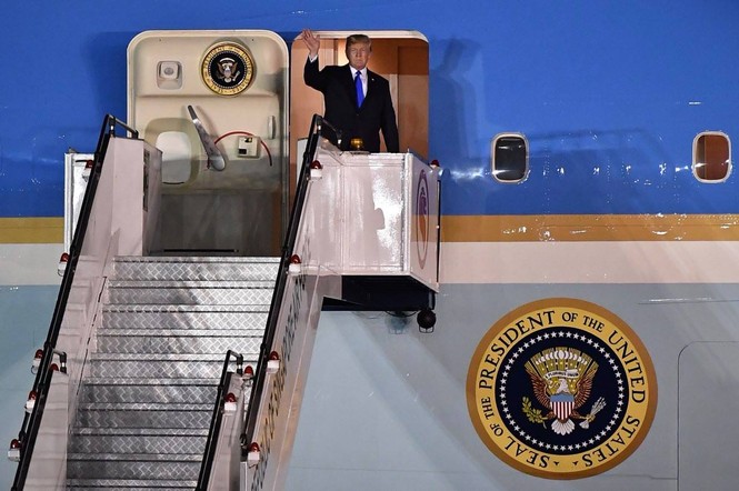 Chuyên cơ chở Tổng thống Mỹ Trump hạ cánh xuống Singapore - ảnh 2