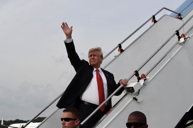 Ông Trump lên máy bay về nước sớm hơn dự kiến - ảnh 3