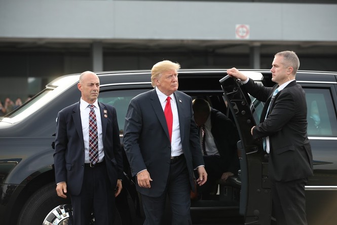 Ông Trump lên máy bay về nước sớm hơn dự kiến - ảnh 1
