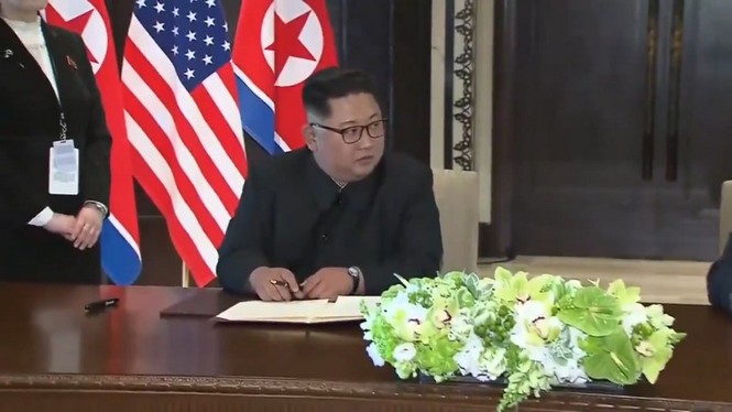 Vì sao ông Kim Jong-un phải mượn bút em gái để kí thoả thuận chung? - ảnh 2