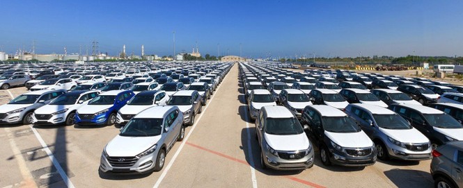 Ô tô khan hiếm: Đại lý làm giá, lót tay 100 triệu mới có xe đi - ảnh 1