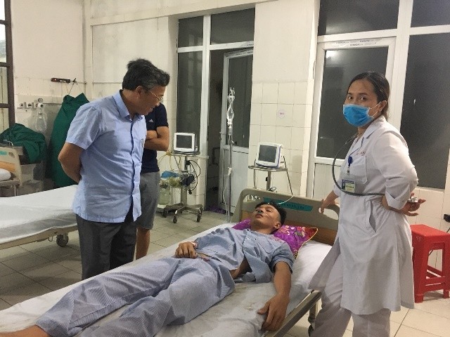 Nhóm du khách bị sóng cuốn khi tắm biển, một người chết - ảnh 1