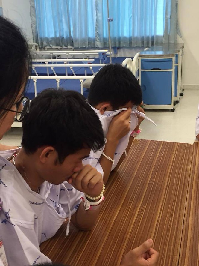 Cầu thủ nhí Thái Lan tưởng niệm thợ lặn hi sinh tại hang Tham Luang - ảnh 1