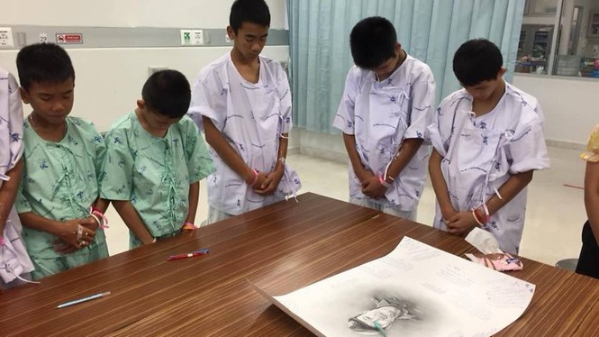 Cầu thủ nhí Thái Lan tưởng niệm thợ lặn hi sinh tại hang Tham Luang - ảnh 2