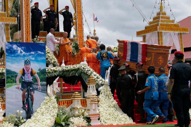 Cầu thủ nhí Thái Lan tưởng niệm thợ lặn hi sinh tại hang Tham Luang - ảnh 4