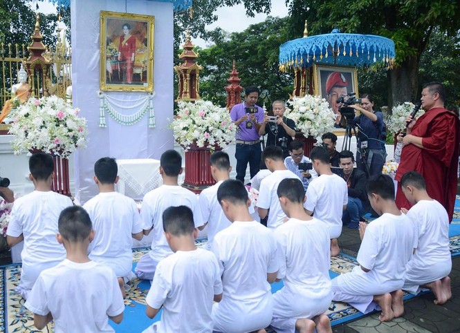 Đội bóng Thái Lan xuống tóc, lên chùa tu tập 9 ngày - ảnh 2