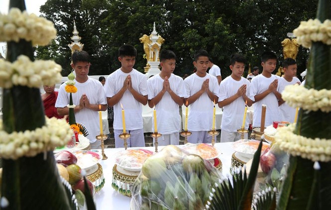 Đội bóng Thái Lan xuống tóc, lên chùa tu tập 9 ngày - ảnh 1