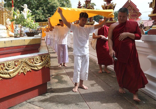 Đội bóng Thái Lan xuống tóc, lên chùa tu tập 9 ngày - ảnh 3