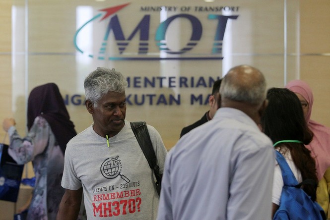 Malaysia công bố báo cáo về MH370: Thân nhân chờ nghe sự thật - ảnh 1