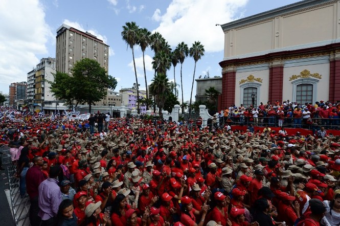 Người Venezuela tuần hành ủng hộ Tổng thống Maduro hậu ám sát hụt - ảnh 2
