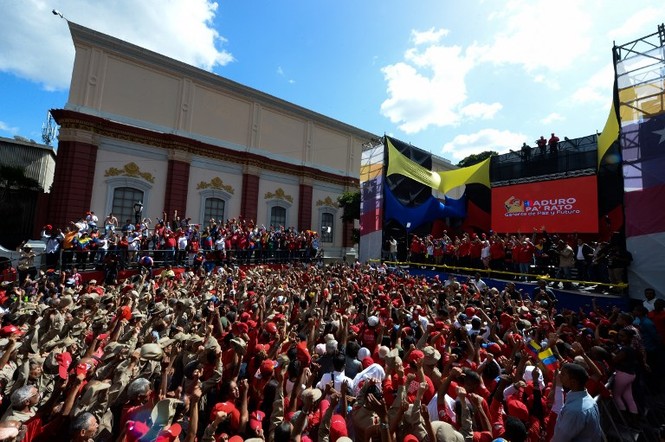 Người Venezuela tuần hành ủng hộ Tổng thống Maduro hậu ám sát hụt - ảnh 1