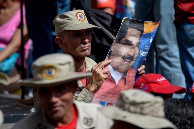 Người Venezuela tuần hành ủng hộ Tổng thống Maduro hậu ám sát hụt - ảnh 6
