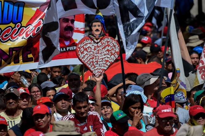 Người Venezuela tuần hành ủng hộ Tổng thống Maduro hậu ám sát hụt - ảnh 5