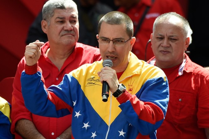 Người Venezuela tuần hành ủng hộ Tổng thống Maduro hậu ám sát hụt - ảnh 3