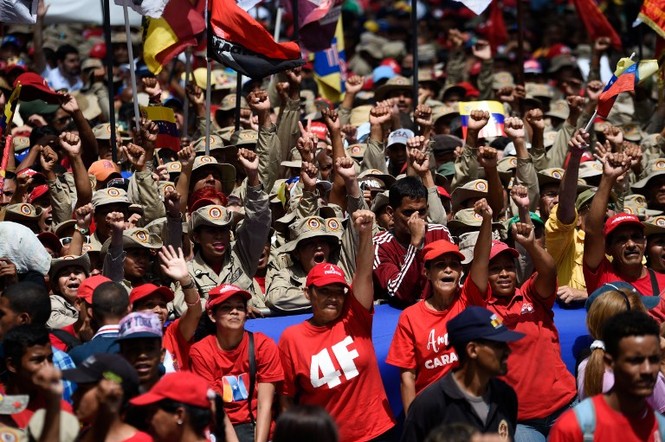 Người Venezuela tuần hành ủng hộ Tổng thống Maduro hậu ám sát hụt - ảnh 4
