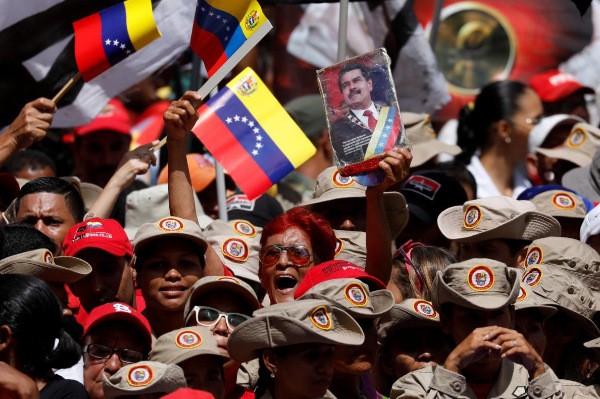 Người Venezuela tuần hành ủng hộ Tổng thống Maduro hậu ám sát hụt - ảnh 8