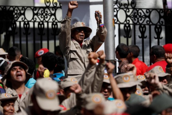 Người Venezuela tuần hành ủng hộ Tổng thống Maduro hậu ám sát hụt - ảnh 7
