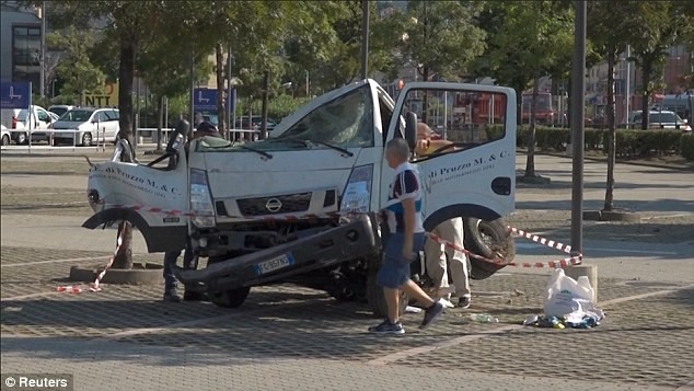 Tài xế Ý thoát chết trong vụ sập cầu nhờ… một làn gió - ảnh 1