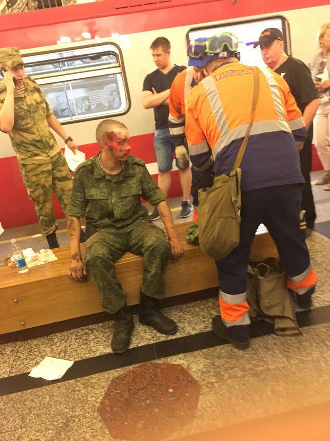 Nga: Đấu đầu với tàu điện, binh sĩ sống sót thần kì - ảnh 1