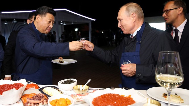 Hai ông Putin – Tập Cận Bình làm bán, ăn trứng muối, uống vodka - ảnh 8