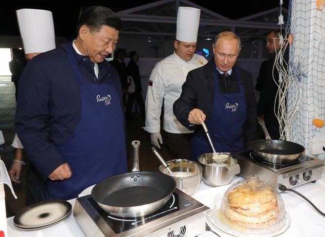 Hai ông Putin – Tập Cận Bình làm bán, ăn trứng muối, uống vodka - ảnh 1