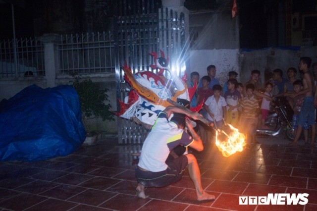 Ngôi làng từ trẻ đến già đều biết múa sư tử, thổi lửa như nghệ sĩ xiếc - ảnh 4