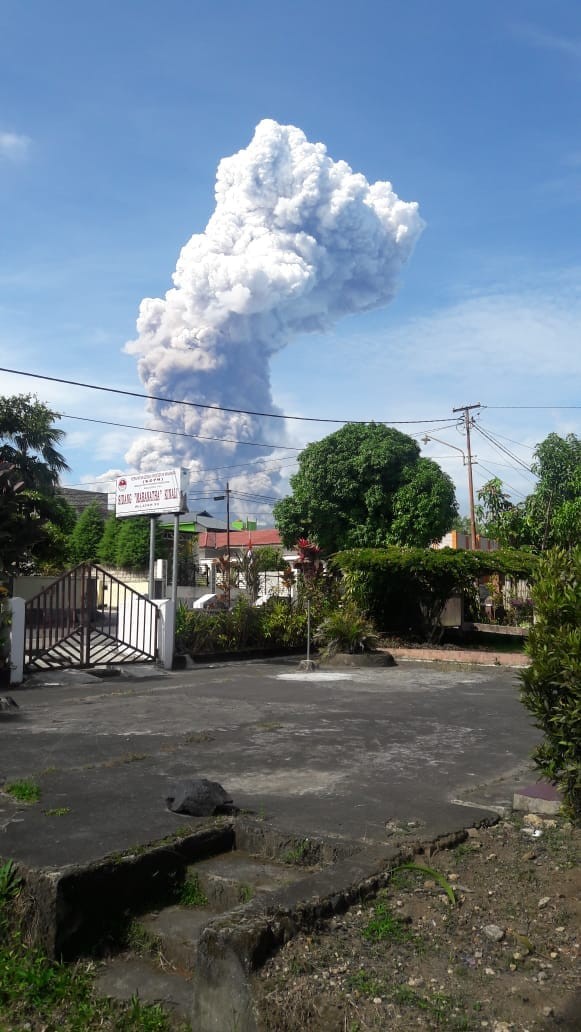 Sau động đất - sóng thần, Indonesia lại oằn mình vì núi lửa phun trào - ảnh 2